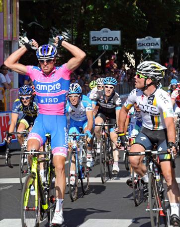 Giro d'Italia 2010, Cavendish sembra congratularsi con lo sguardo con Petacchi vittorioso al traguardo della Alba-Parma (seconda frazione) 